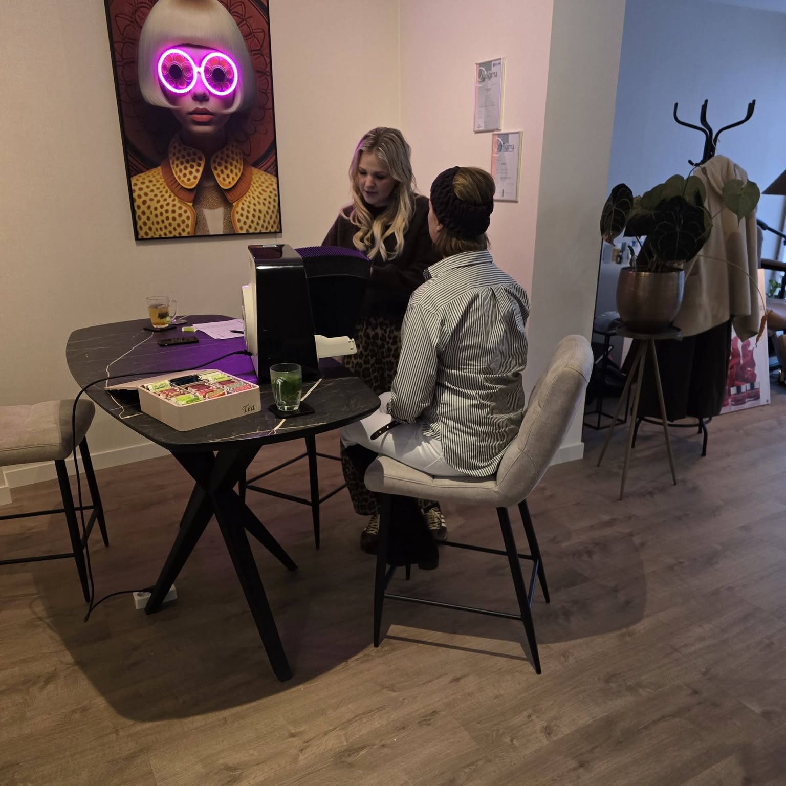 Huidanalyse met het Lightskin toestel aan de ronde tafel in de salon